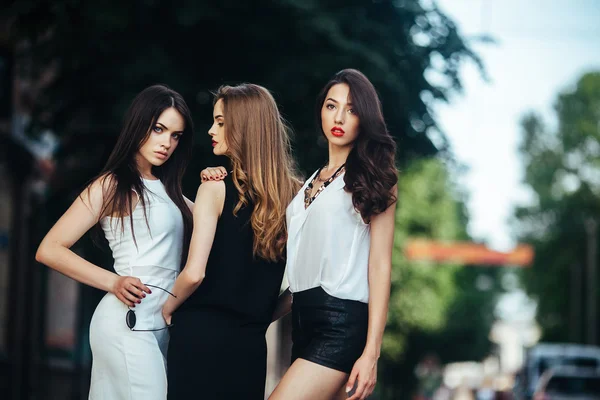 Meninas bonitas posando em uma rua da cidade — Fotografia de Stock
