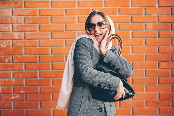 Chica joven en un abrigo en la calle — Foto de Stock