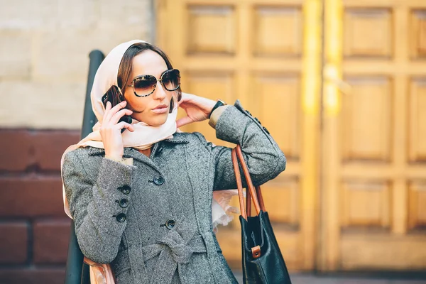 Ragazza in un cappotto per strada — Foto Stock