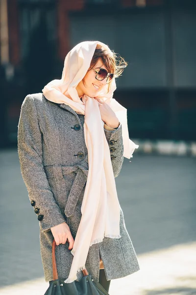 Chica en un abrigo en la calle — Foto de Stock