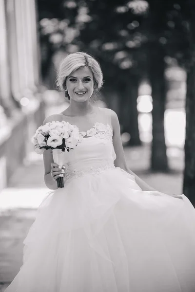 Jeune belle mariée avec des fleurs — Photo