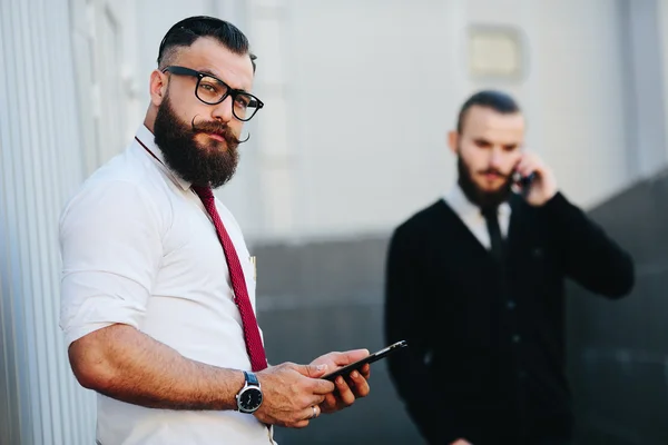 Dois empresários barbudos trabalhando — Fotografia de Stock