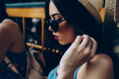 güneş gözlüğü güzel kız