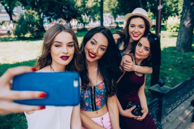 genç kızlar selfie yapma