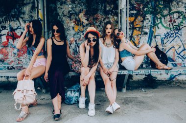 Beş güzel genç kız rahatlatıcı