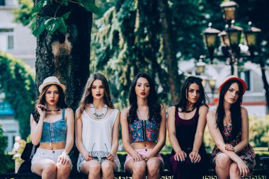 Beş güzel genç kızlar