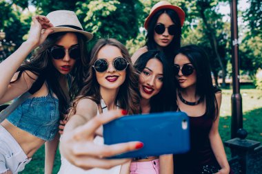 Beş güzel genç kızlar