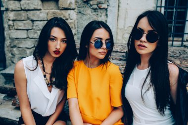 Üç genç güzel kız