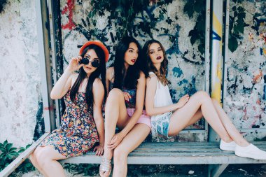 Üç güzel genç kız