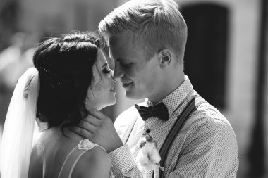 Gelin ve damat öpüşüyor.