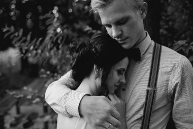 Yavaşça kucaklayan gelin damat