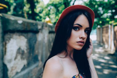 moda şapkalı güzel kız