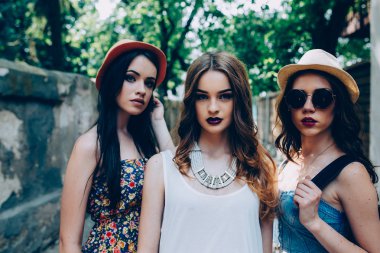 Üç güzel genç kız