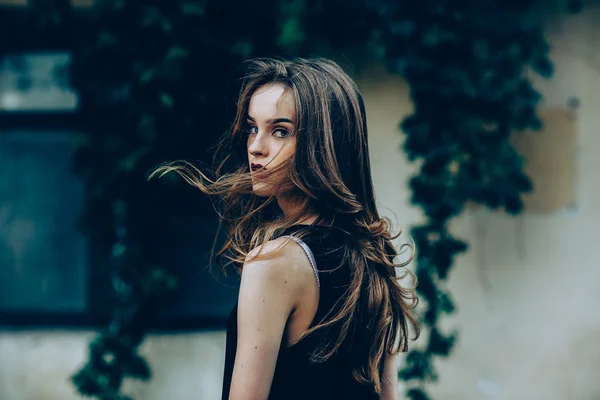 Mujer de moda en vestido negro — Foto de Stock