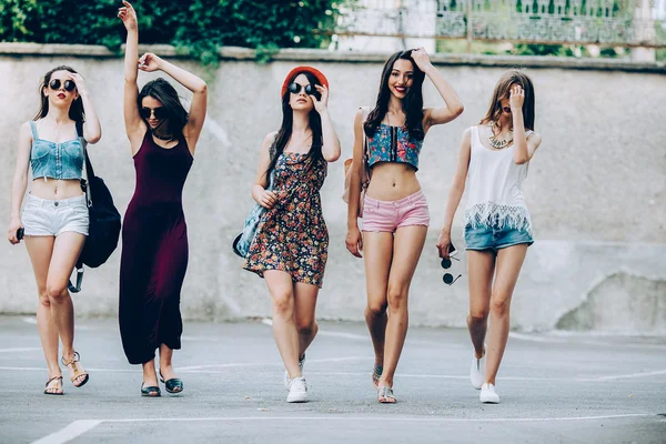 Cinco hermosas chicas jóvenes — Foto de Stock