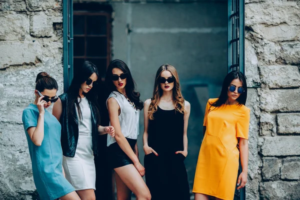 Cinque giovani belle ragazze in città — Foto Stock