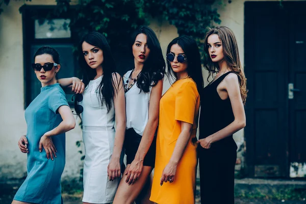 Cinque belle ragazze in abiti — Foto Stock