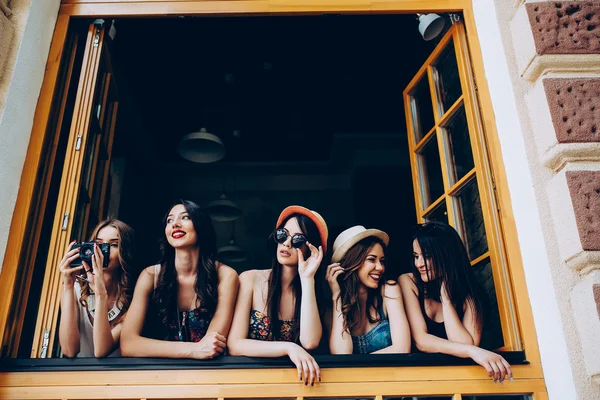 Vijf mooie jonge meisjes — Stockfoto
