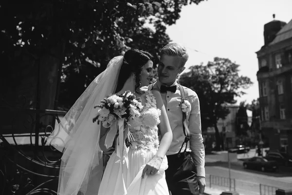 Bride and groom posing on street — Stock Photo, Image