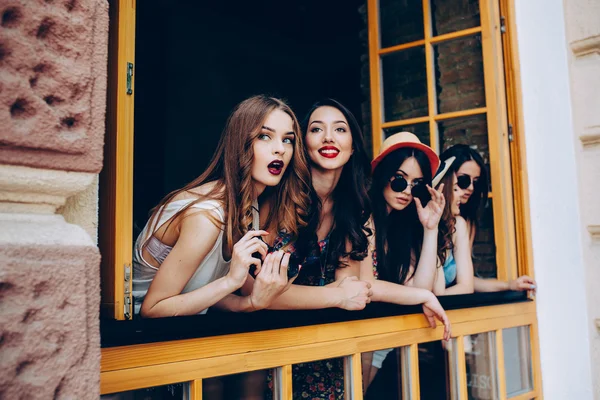 Четыре красивые молодые девушки — стоковое фото