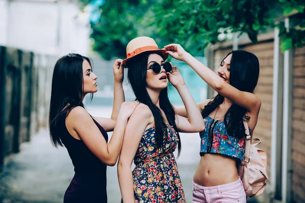 Tre vackra unga flickor — Stockfoto