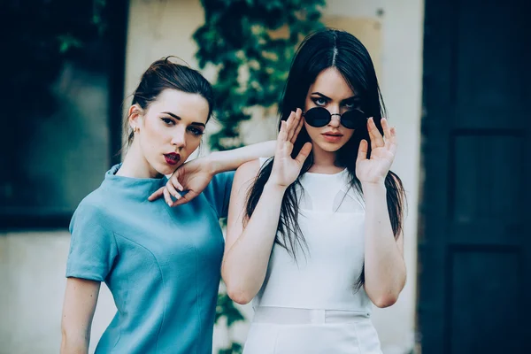 Twee mooie jonge meisjes — Stockfoto