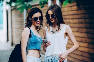 iki genç güzel kız