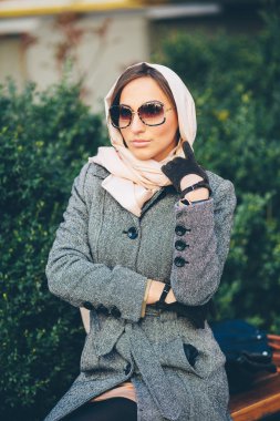 Parktaki bankta oturan kız.