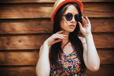 güzel kız şehirde kamera için poz veriyor