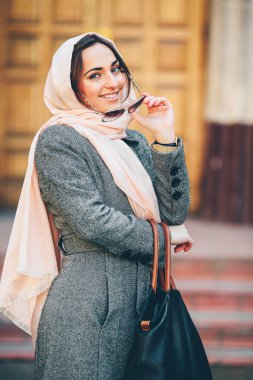 arka bina poz paltolu kız