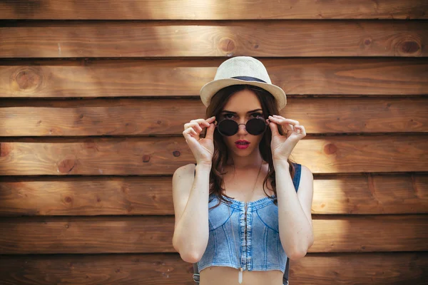 Beautiful girl poses for camera in the city — Stock Photo, Image