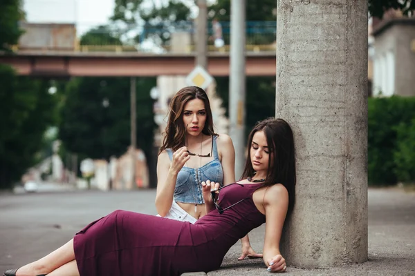 Дві красиві молоді дівчата позують в місті — стокове фото