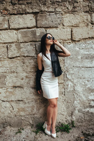 Atractiva mujer de moda en vestido blanco — Foto de Stock