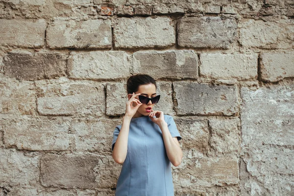 Atractiva mujer de moda en vestido azul —  Fotos de Stock