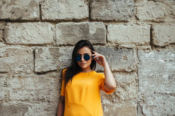 Mulher de moda atraente em vestido amarelo — Fotografia de Stock