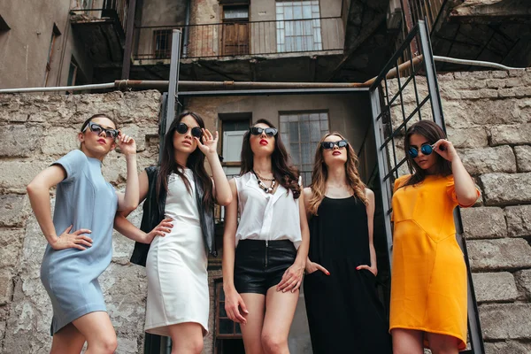 Cinq jeunes belles filles dans la ville — Photo