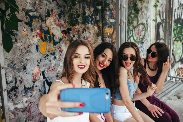 Cinco lindas meninas relaxantes — Fotografia de Stock