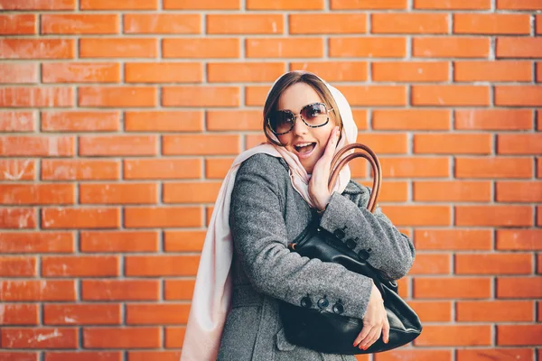 Fille dans un manteau dans la rue — Photo