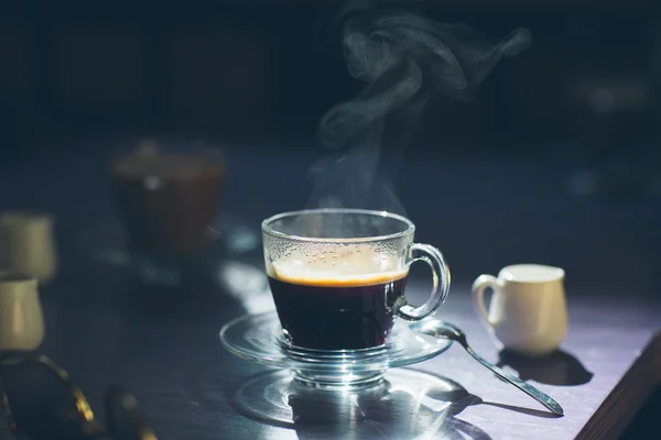 Xícara de café quente na mesa — Fotografia de Stock