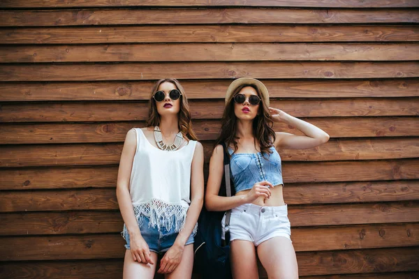 Duas meninas bonitas jovens — Fotografia de Stock