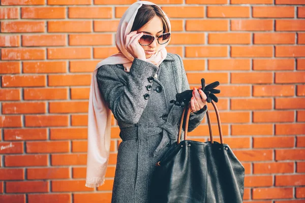 Chica en un abrigo en la calle —  Fotos de Stock