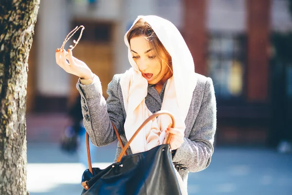 Kız bir çanta içinde bir şey arıyor