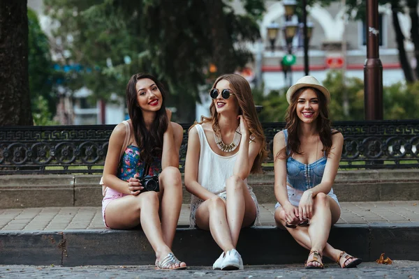 Drei schöne junge Mädchen — Stockfoto