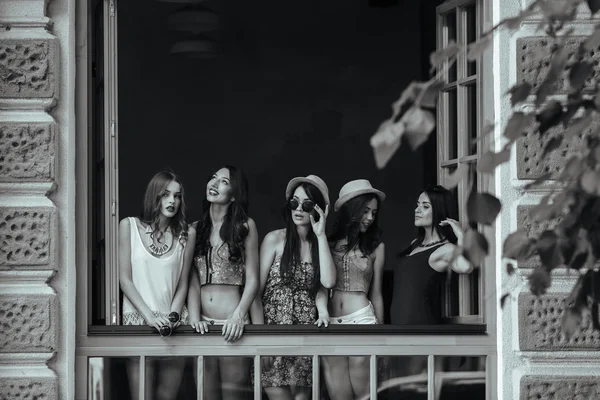 Fem vackra unga flickor — Stockfoto