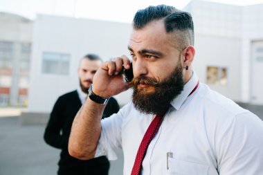 iş yerinde iki iş adamı