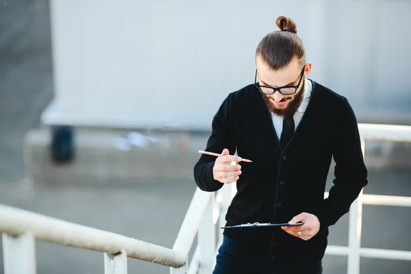 Uomo d'affari sta con i documenti in mano — Foto Stock