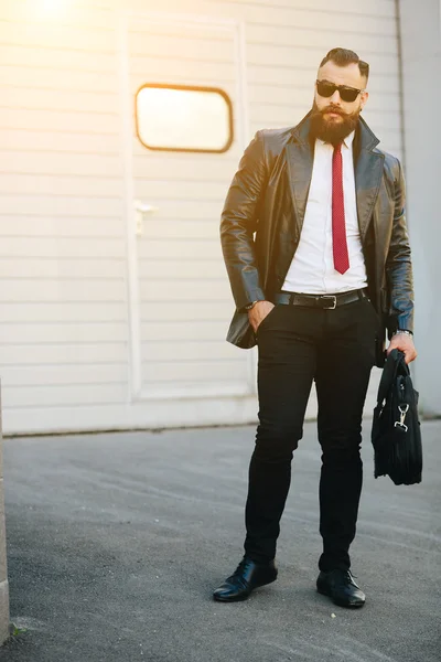 Hombre guapo con traje —  Fotos de Stock