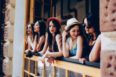 Beş güzel genç kızlar