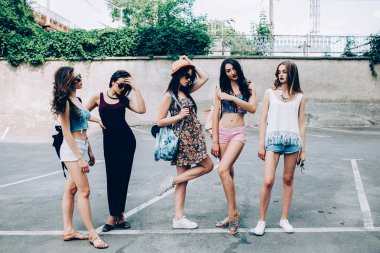 Beş güzel genç kızlar