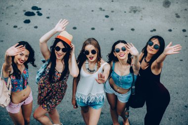 Beş güzel genç kızlar